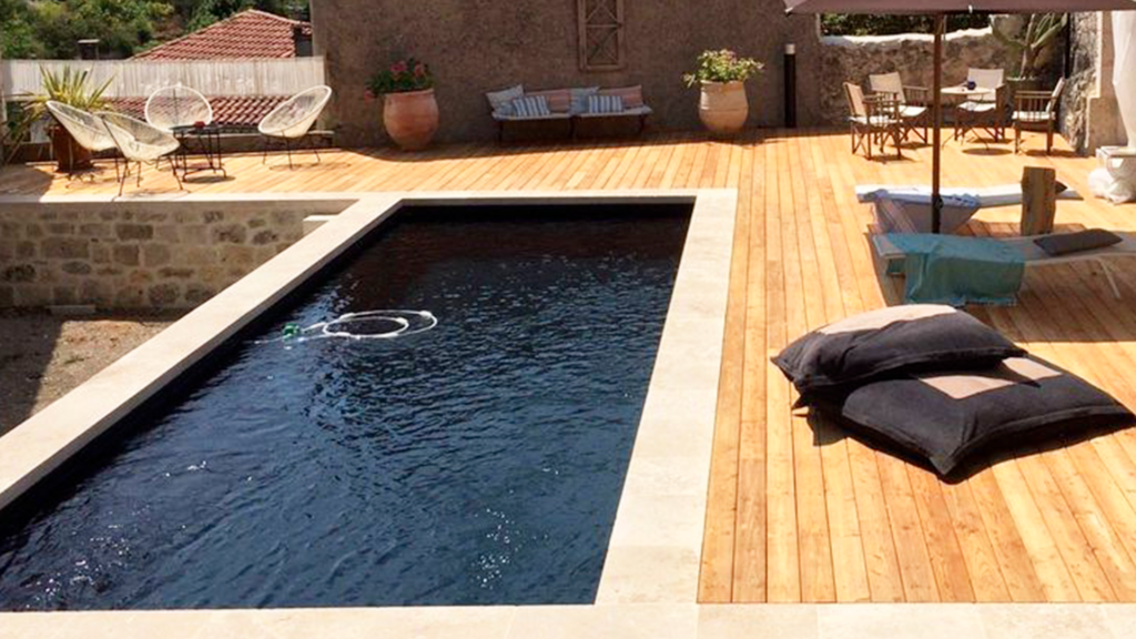 piscine luxueuse avec terrasse bois