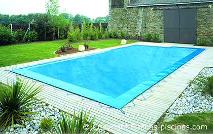 bache-couverture-piscine-exterieure - Aquacover - Couvertures