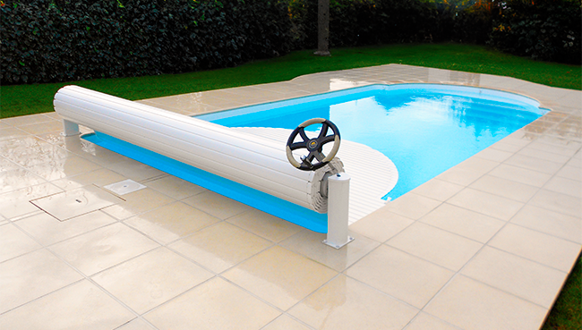 couverture flottante piscine manuelle